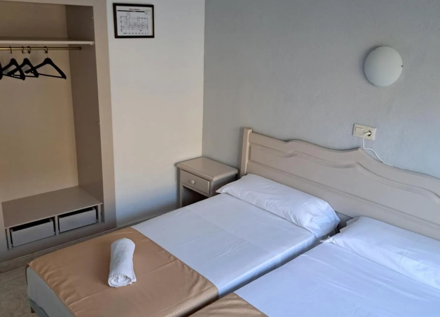 Hostal Caste Lloret de Mar 0*,  Spain